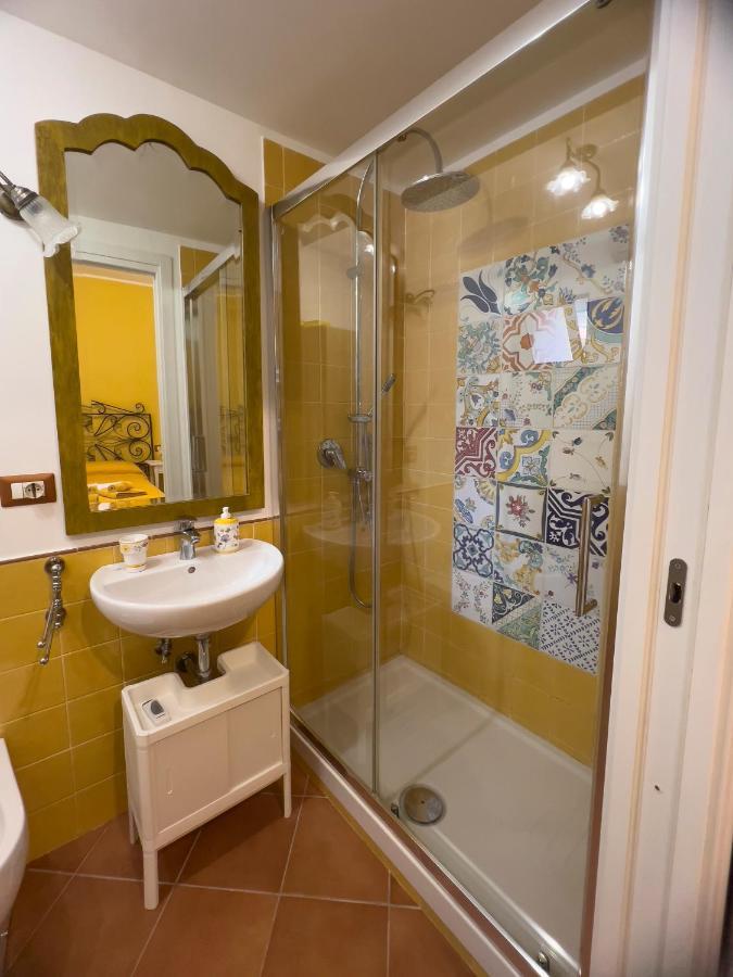 Giallo Napoli Bagian luar foto