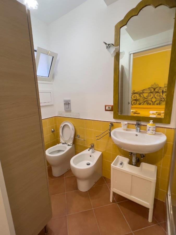 Giallo Napoli Bagian luar foto