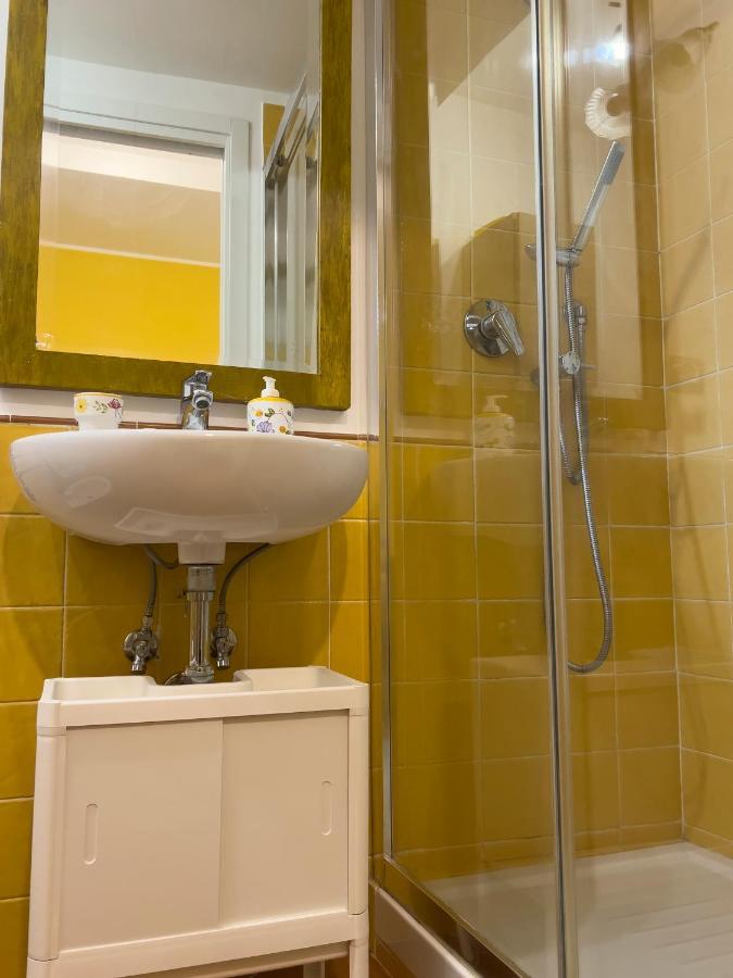 Giallo Napoli Bagian luar foto