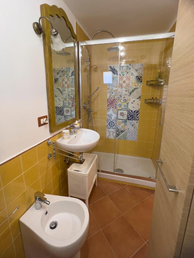Giallo Napoli Bagian luar foto