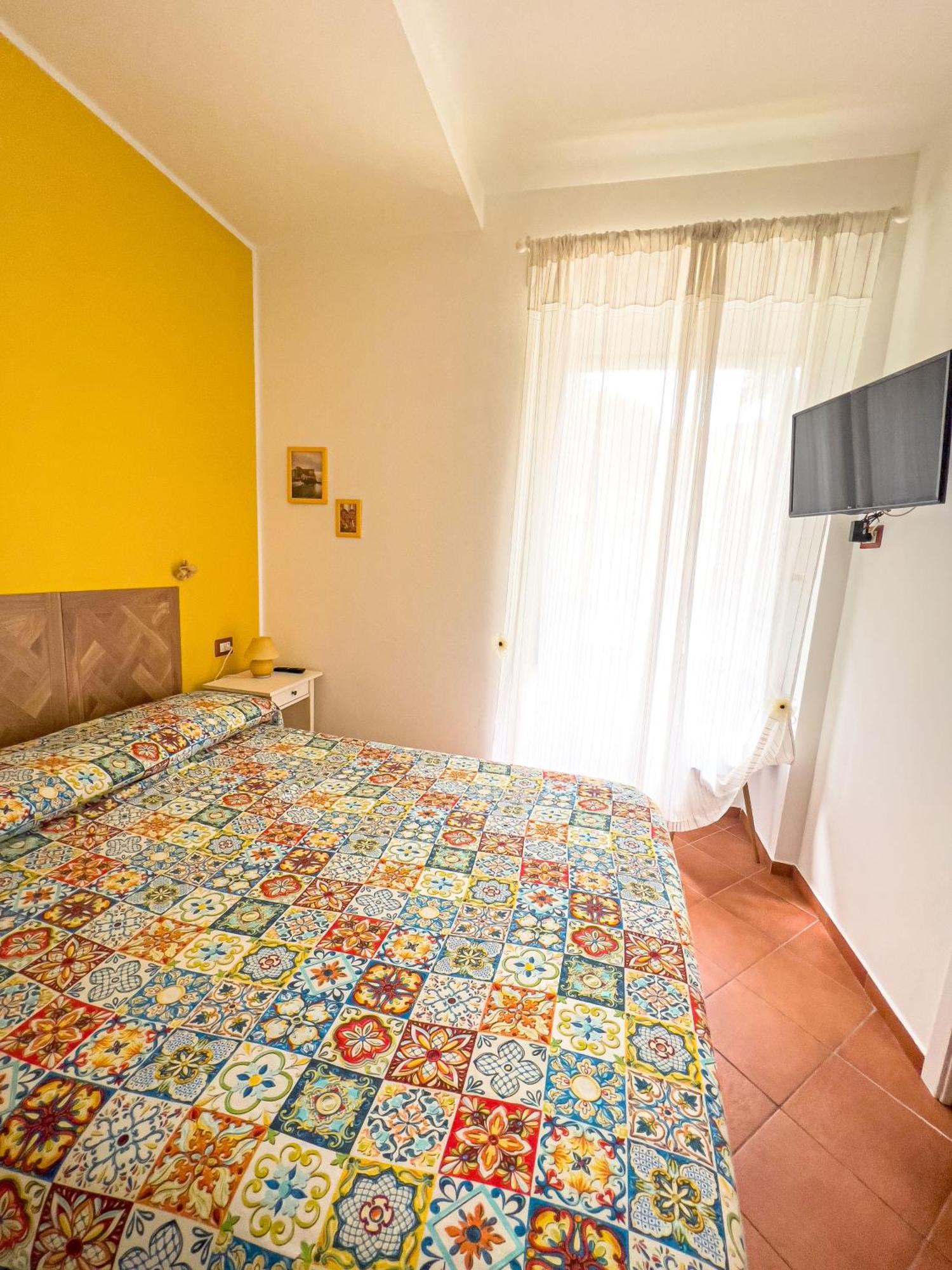 Giallo Napoli Bagian luar foto